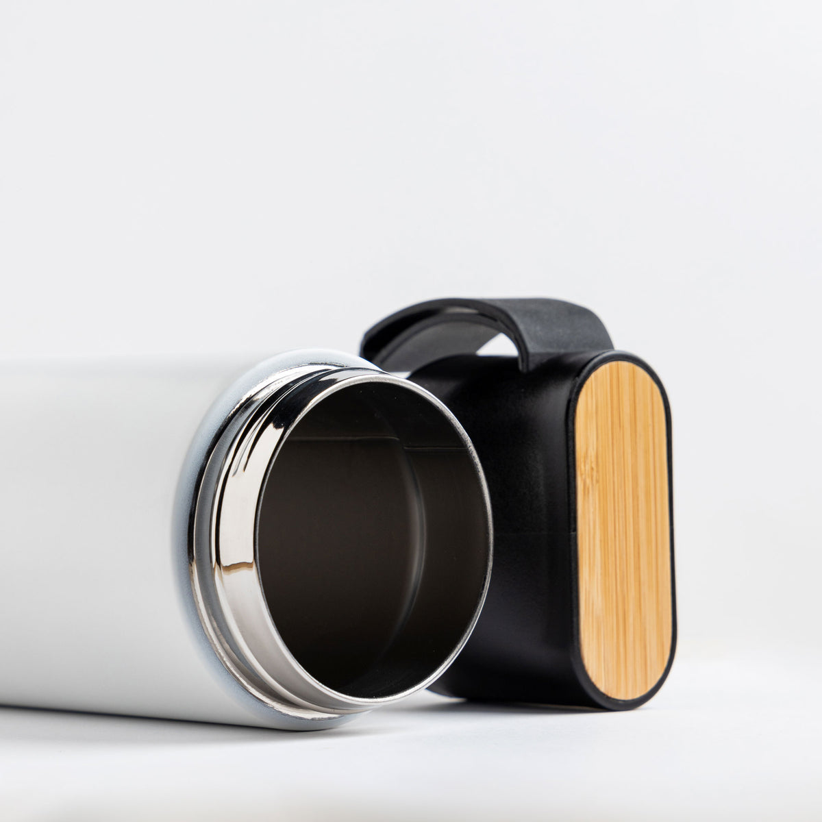 Garrafa Elegante com Bambu